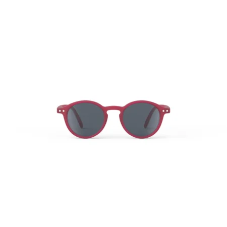 Red round-frame sunglasses with dark gray lenses on a white background (product shot).」、「Red circular sunglasses with charcoal lenses, centered on white backdrop (fashion accessory).」、「Round red sunglasses with dark lenses, isolated on white for e-commerce listing.