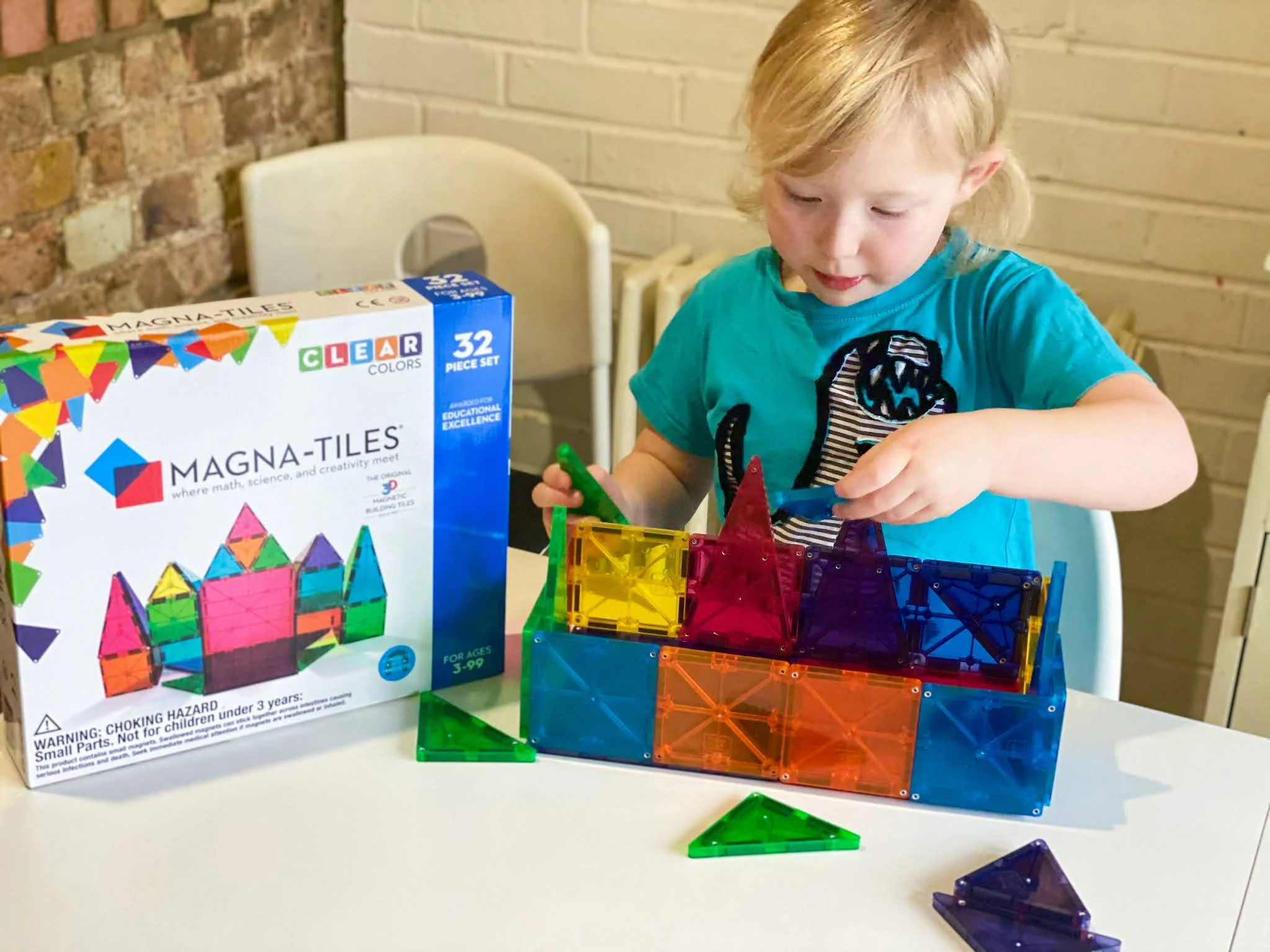 dijete gradi s Magna-Tiles magnetnim pločicama