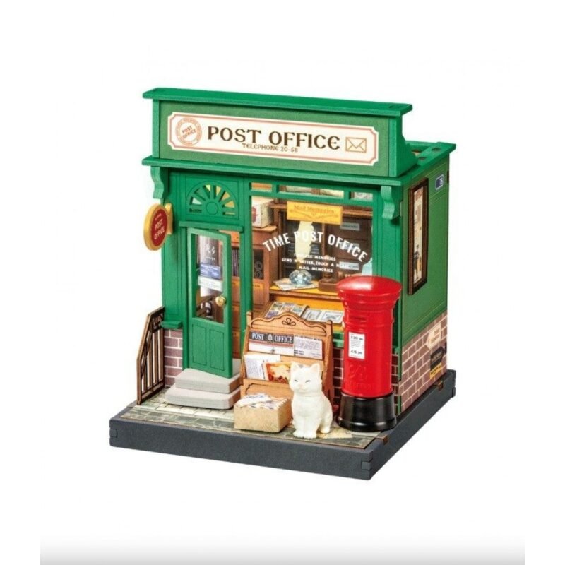 minimals-DS037-posta-robotime-minijature-3d-slagalice-kucice-1300x1300h Miniature green post office storefront with a red mailbox and a white cat figure on a gray base.