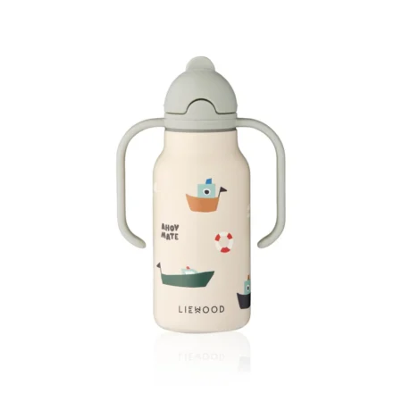 Sippy bottle with two handles and gray lid, decorated with boats and nautical motifs on a light pink background (LIEWOOD)